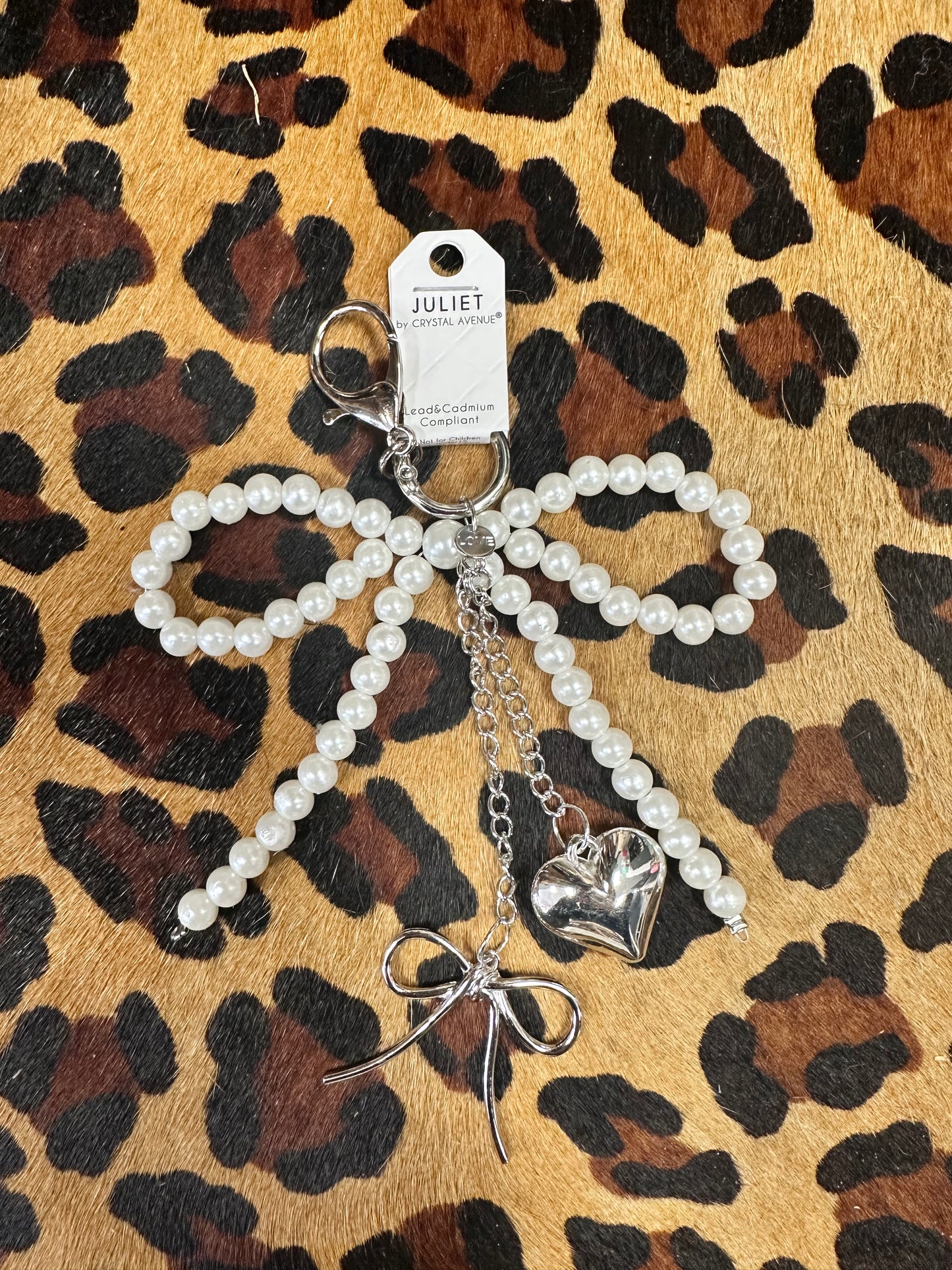 Pearl bow keychain
