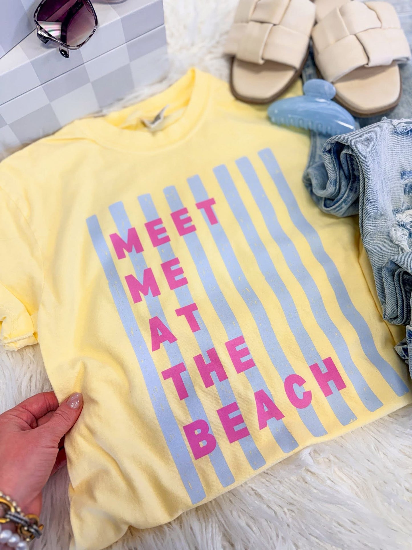 Meet me at the beach graphic tee